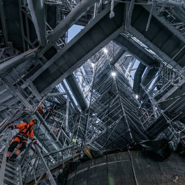 Следующий отрезок пути – самый медленный: по монолитной лестнице, и с 89 уровня башни – по облегченной металлической лестнице в шпиле.