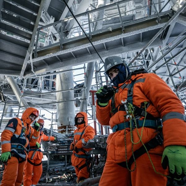 Альпинистское снаряжение – верный признак строителя-высотника