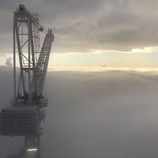 А вот крановщики, когда работают в кабине крана, могут быть одеты достаточно легко, несмотря на устрашающую снежно-белую внешность кранов