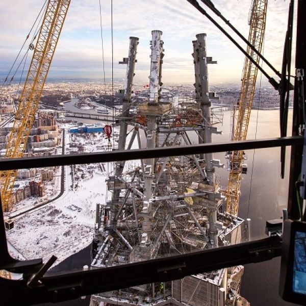 Внутри башенной кабины – печка, лобовое стекло очистят «дворники» — все как в обычной машине.