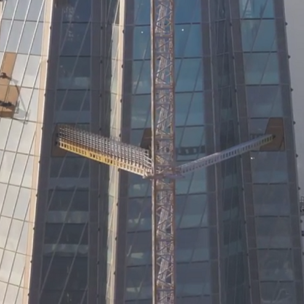 Зато для подъема наверх без спецодежды не обойтись: последний переходной мост — на отметке 355 метров, затем — еще 90 метров вверх по металлической лестнице в башне крана.