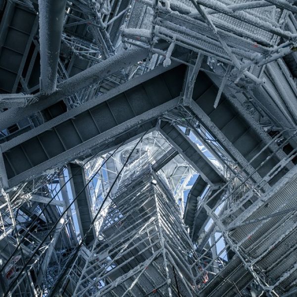 Шпилевое пространство в инее. После монтажа конструкции обмерзают