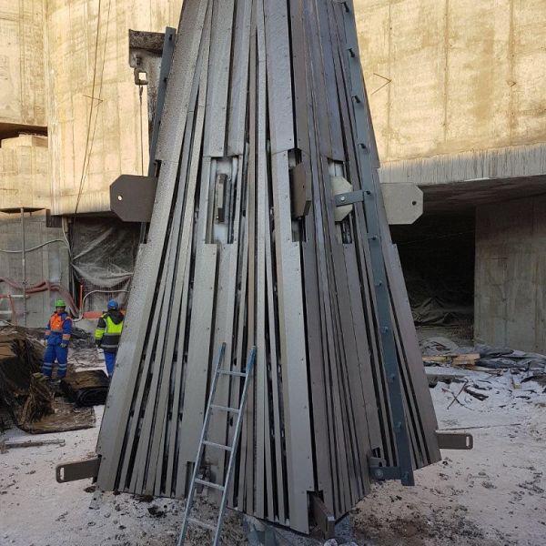 Нижняя часть — основание конуса шпиля — в готовности