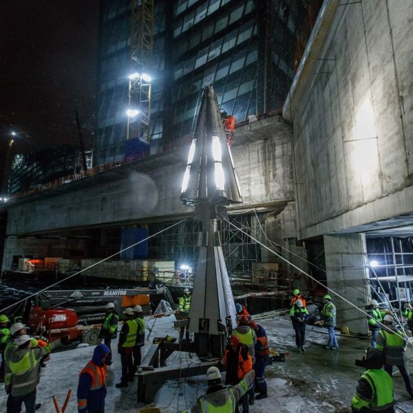 на вершину шпиля установлены огни светомаркировки