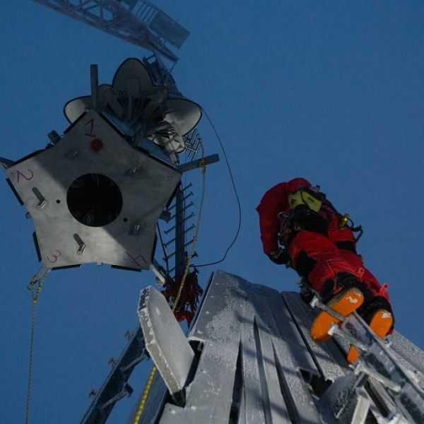 кран опускает груз на отметку