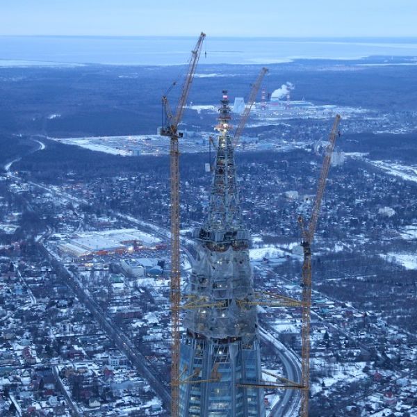 Работы на шпиле в сумерках. Декабрь, 2017